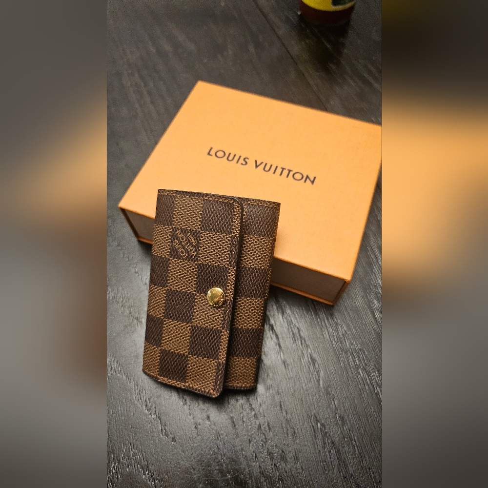 Louis Vuitton DAMIER 6 KEY HOLDER - Picture 2 of 6
